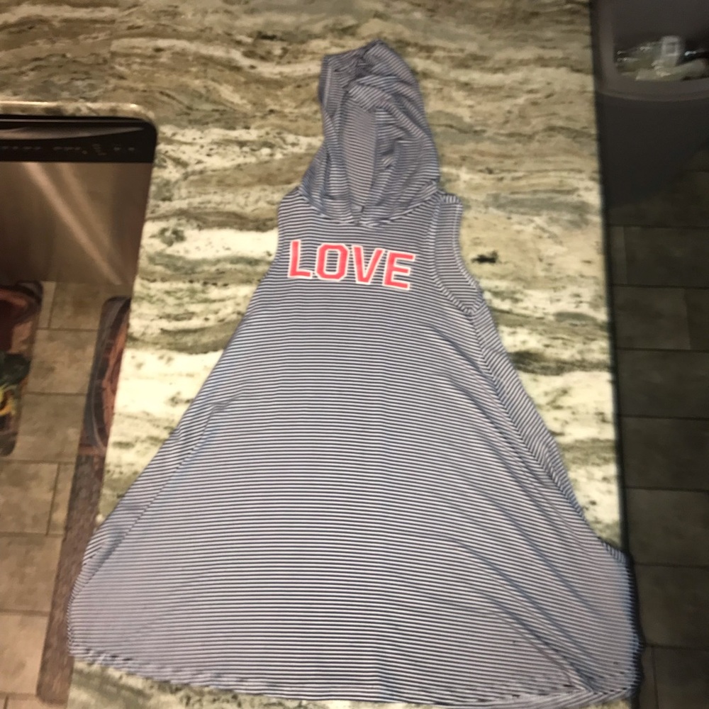 I am selling this lovely summer dress.